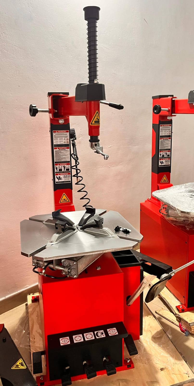 Automatic Tyre Changer Machine - Lifting Capacity: 2500 Kilograms (Kg)